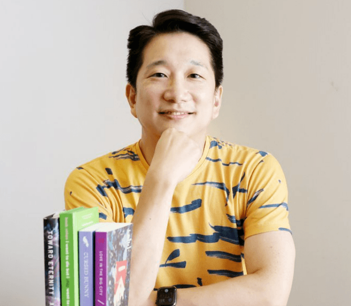 내년도 부커상 인터내셔널 부문 심사위원인 안톤 허 번역가가 자신이 쓰거나 번역한 책들을 앞에 놓고 앉아 있다. 영국 작곡가 겸 가수이자 이번에 함께 심사위원이 된 베스 오턴의 팬이라는 그는 “다양한 분야의 심사위원들과 책을 두고 토론하는 게 기대된다”고 말했다.
