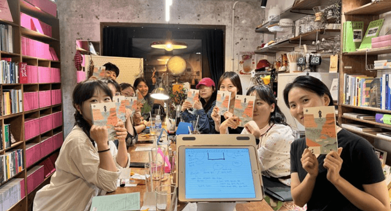 서울 서대문구 연희동의 희곡 전문서점 ‘인스크립트’에서 열린 희곡 낭독회에 참가한 일반인들.