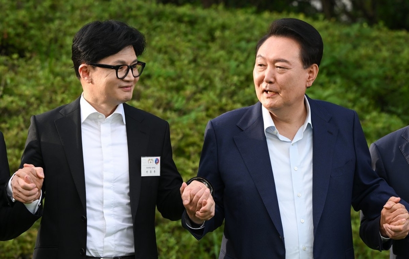윤석열 대통령이 24일 오후 서울 용산구 대통령실 청사에서 국민의힘 신임지도부 만찬에 앞서 한동훈 국민의힘 신임 대표와 대화를 나누고 있다. 대통령실 제공