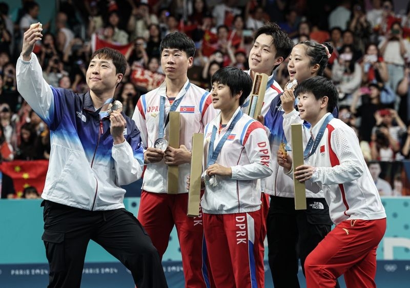 대륙 달군 남·북 탁구선수 셀피…“스포츠에 국경 없다” [올림픽]